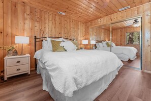 3 bedrooms, free WiFi, bed sheets - Serenity Knoll - Hot Tub, Walk to Lake, Pool Table, Deck, Barbecue (Big Bear Lake)