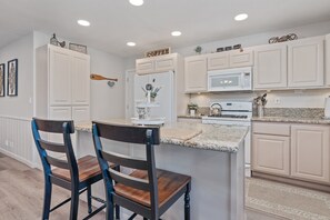 Fridge, microwave, oven, stovetop - Serenity Knoll - Hot Tub, Walk to Lake, Pool Table, Deck, Barbecue (Big Bear Lake)