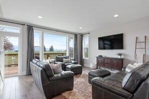 Smart TV, fireplace, books, offices