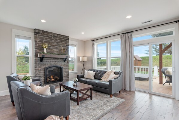 Smart TV, fireplace, books, offices