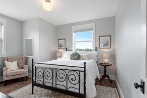 5 bedrooms, iron/ironing board, free WiFi, bed sheets