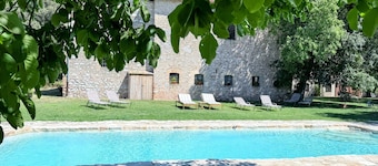 EXCLUSIVE POOL-OPEN ALL YEAR/SPOLETO BIOFARM-SLEEPS 8/WALK TO SHOPS, BAR ETC