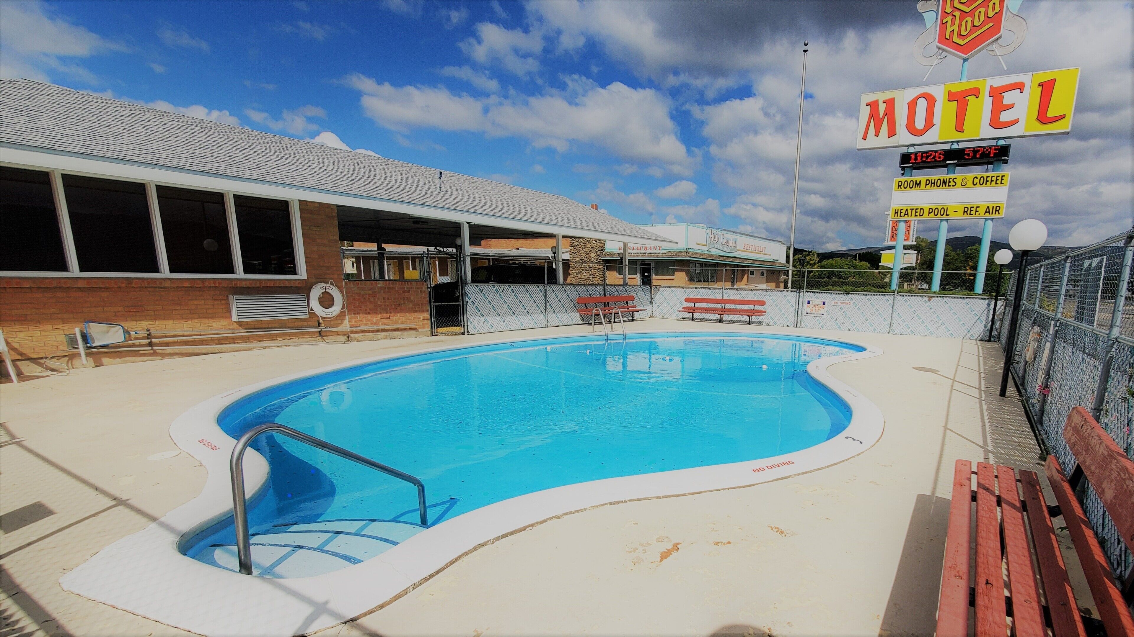 Kauden mukainen ulkouima-allas