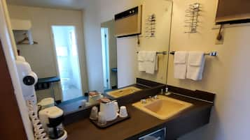 Classic Room | Bathroom | Combined shower/tub, hair dryer, towels