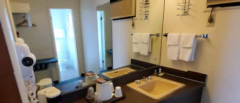 Classic Room | Bathroom | Combined shower/bathtub, hair dryer, towels