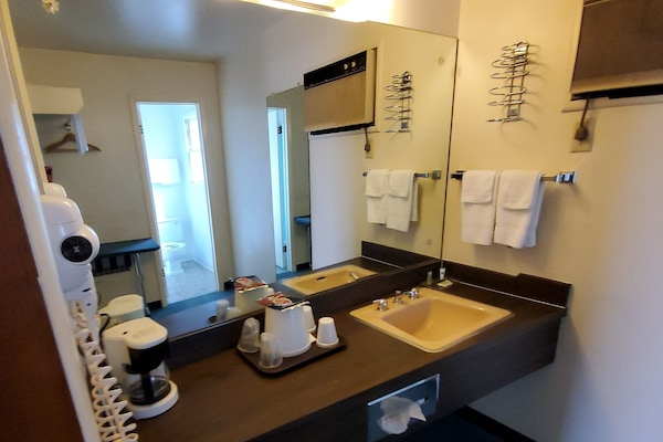 Classic Room | Bilik Mandi | Gabungan pancuran/tab mandi, pengering rambut, tuala disediakan