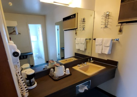 Classic Room | Bathroom | Combined shower/tub, hair dryer, towels