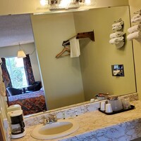 Classic Single Room | Bathroom | Combined shower/tub, hair dryer, towels