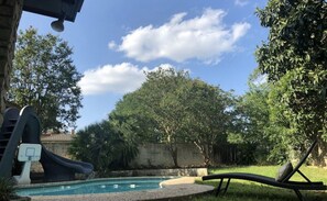 حمّام سباحة خارجي، حمّام سباحة مُد�فَّأ