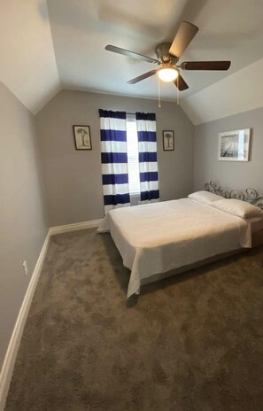 5 عدّة غرف نوم ومكواة/لوح كي وسرير سفر وواي فاي