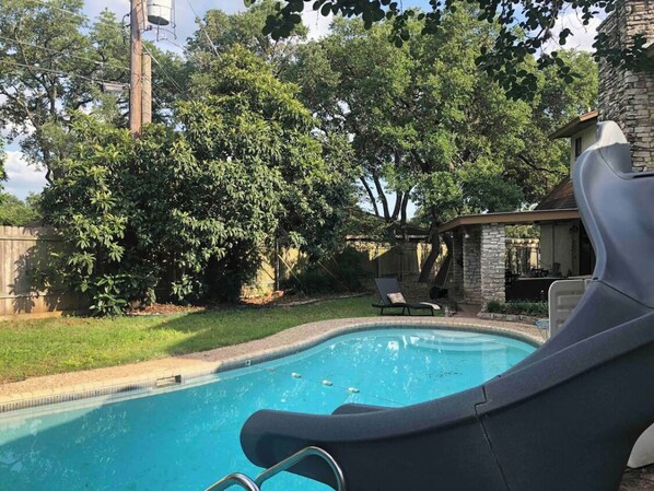 حمّام سباحة خارجي، حمّام سباحة مُدفَّأ