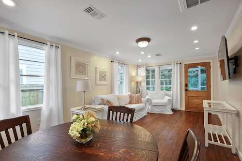 Cozy 2-bedroom cottage near Bay Saint Louis Harbor