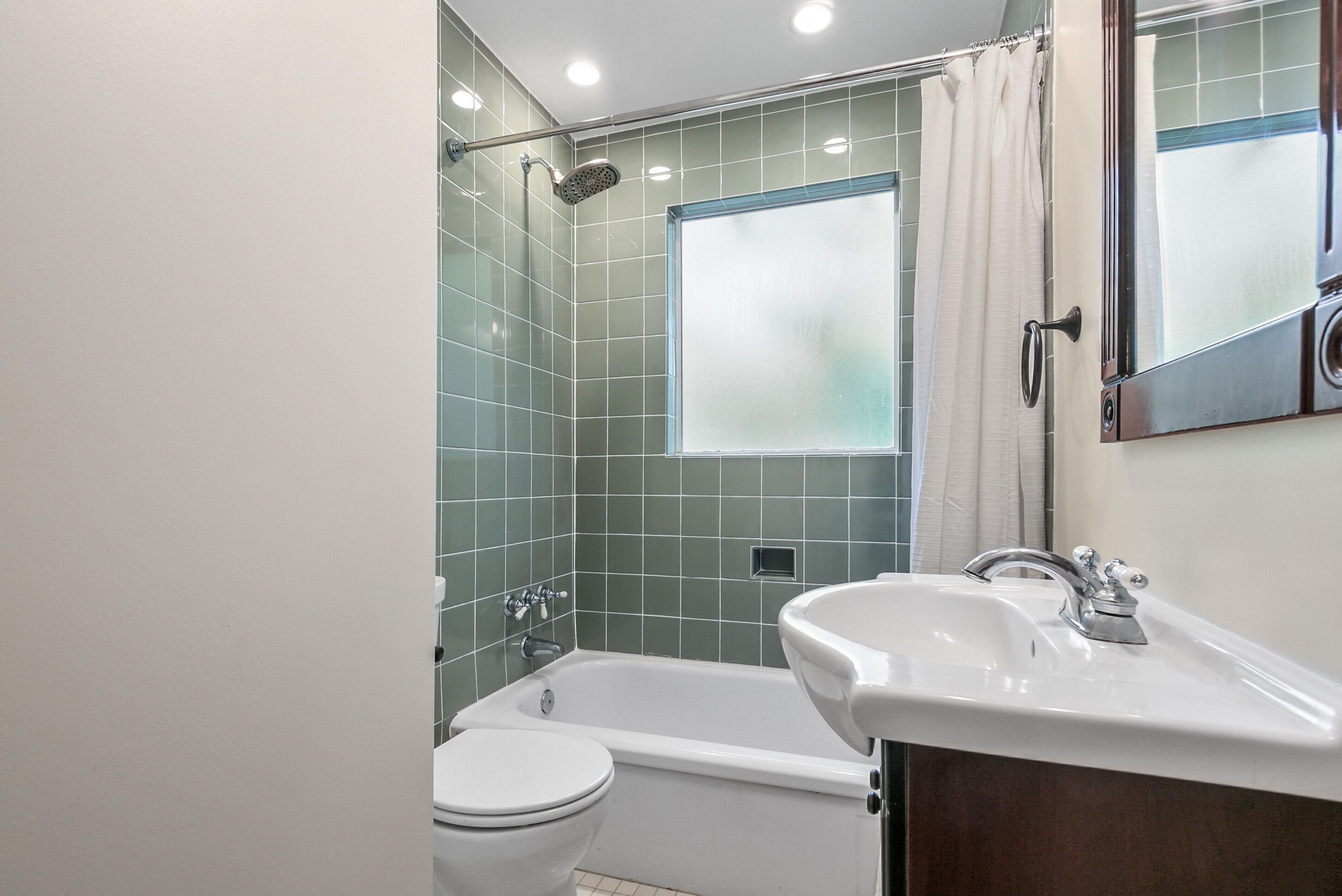 Combined shower/bathtub, hair dryer, towels, soap