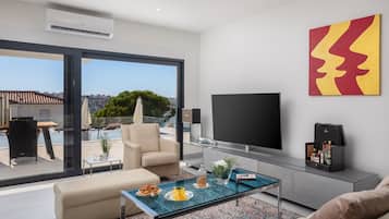 Smart-TV, Bücher, Stereoanlage