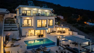 Utomhuspool och uppvÀrmd pool