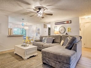 Smart TV, fireplace - The Treehouse - Cozy Cottage in the Woods (Hot Springs Village)