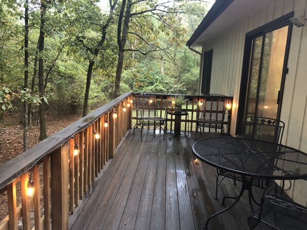 Property grounds - The Treehouse - Cozy Cottage in the Woods (Hot Springs Village)