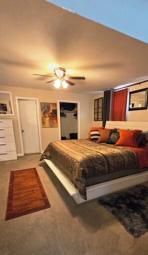 2 bedrooms, in-room safe, desk, iron/ironing board - Immaculate Relaxed & Stylish East Dallas Neighborhood Living 20m from DT Dallas! (Dallas)