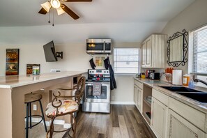 Kjøleskap, mikrobølgeovn, ovn og kokeplater