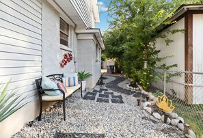 Property grounds - Immaculate Relaxed & Stylish East Dallas Neighborhood Living 20m from DT Dallas! (Dallas)