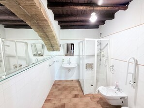 Shower, hair dryer, bidet, towels - EXCLUSIVE POOL-OPEN ALL YEAR/SPOLETO BIOFARM-SLEEPS 8/WALK TO SHOPS, BAR ETC (Poreta)