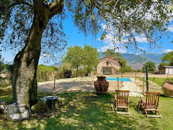 Property grounds - EXCLUSIVE POOL-OPEN ALL YEAR/SPOLETO BIOFARM-SLEEPS 8/WALK TO SHOPS, BAR ETC (Poreta)