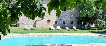 EXCLUSIVE POOL-OPEN ALL YEAR/SPOLETO BIOFARM-SLEEPS 8/WALK TO SHOPS, BAR ETC