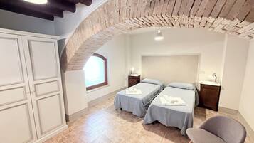 4 habitaciones, tabla de planchar con plancha, wifi y ropa de cama