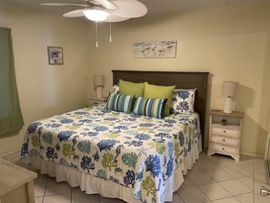 1 habitación, tabla de planchar con plancha y cuna de viaje 