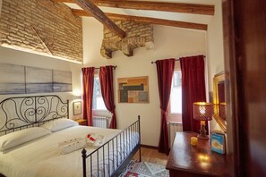 1 habitación, escritorio, tabla de planchar con plancha y wifi gratis 