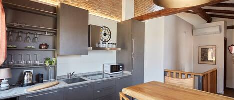 Kühlschrank, Mikrowelle, Herdplatte, Geschirrspüler