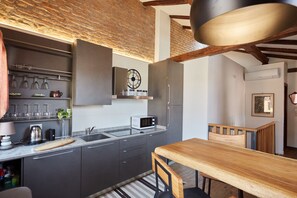 Geladeira, micro-ondas, cooktop, lava-louças