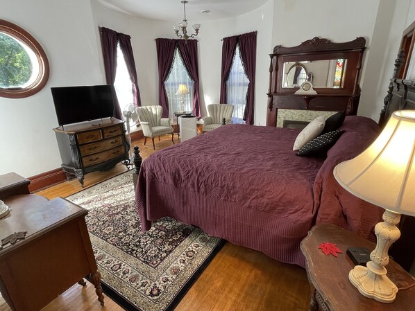 4 bedrooms, desk, iron/ironing board, free WiFi