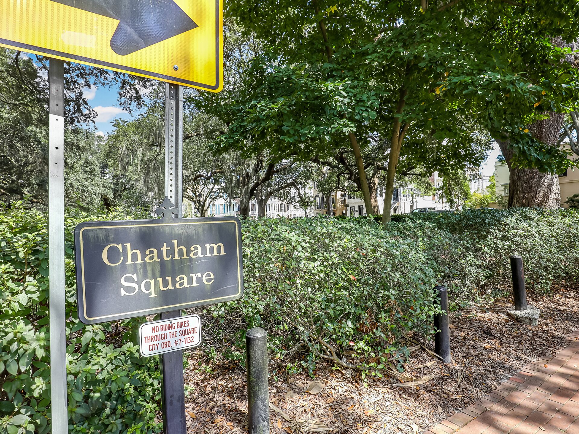 Un panneau indiquant l'emplacement de Chatham Square, avec un panneau interdisant de faire du vélo.