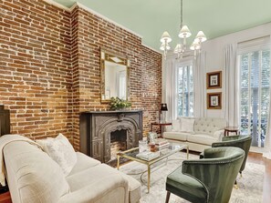 Televisión y chimenea 