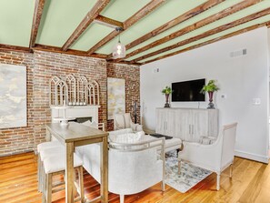 Interior - Gorgeous Designer Apartment, Heated Pool Access (Savannah)