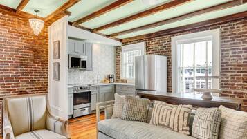 Televisión y chimenea