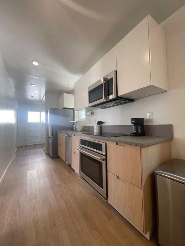 Réfrigérateur, four à micro-ondes, un four, surface de cuisson