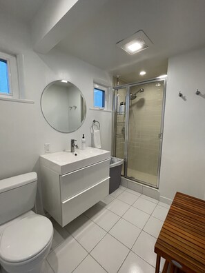 Bruser, hårtørrer, håndklæder, Sæbe