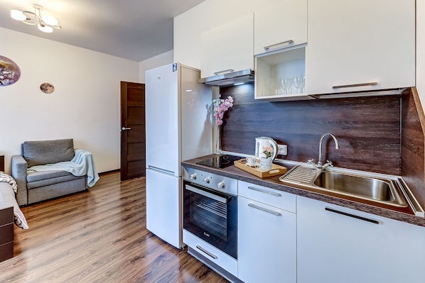 Apartment | Eigene Küche | Großer Kühlschrank, Mikrowelle, Ofen, Herdplatte