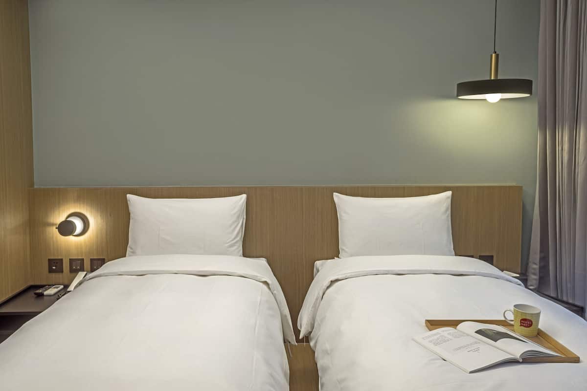 Habitación básica con 2 camas individuales | Wifi gratis y ropa de cama