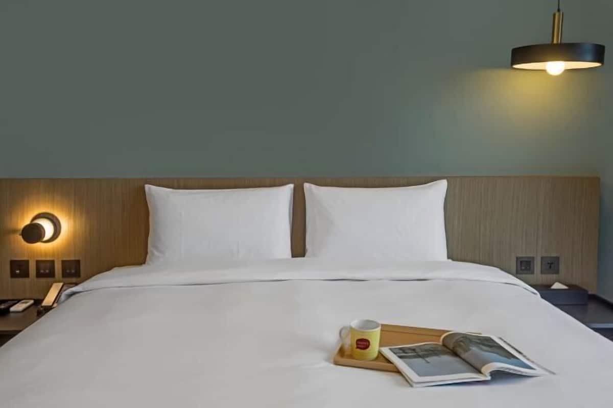 WiFi (free), bed sheets