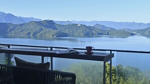 A view from a balcony overlooking a lake with mountains in the background. - Hotel Day Plus Sun Moon Lake (Yuchi)