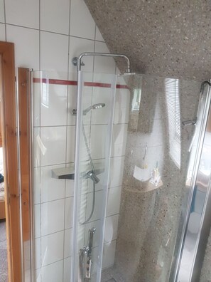 Ducha, secador de pelo, toallas, jabón