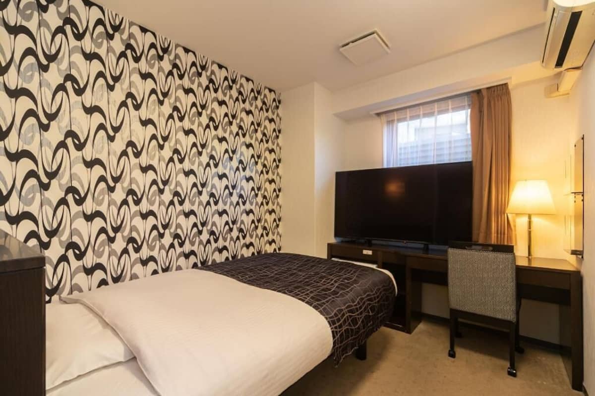 Escritorio, cortinas blackout, wifi gratis y ropa de cama