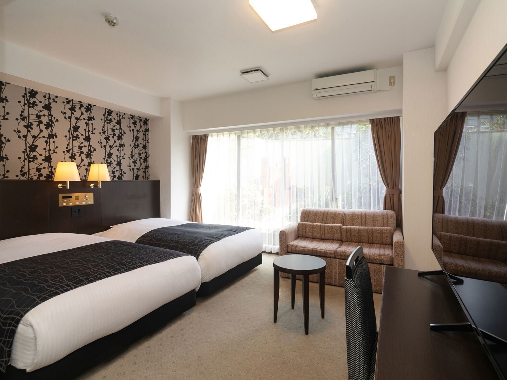 Desk, blackout drapes, free WiFi, bed sheets