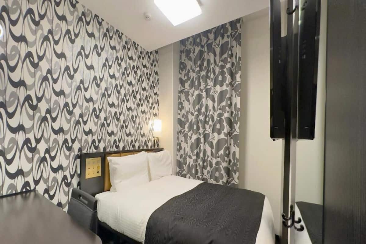 Escritorio, cortinas blackout, wifi gratis y ropa de cama