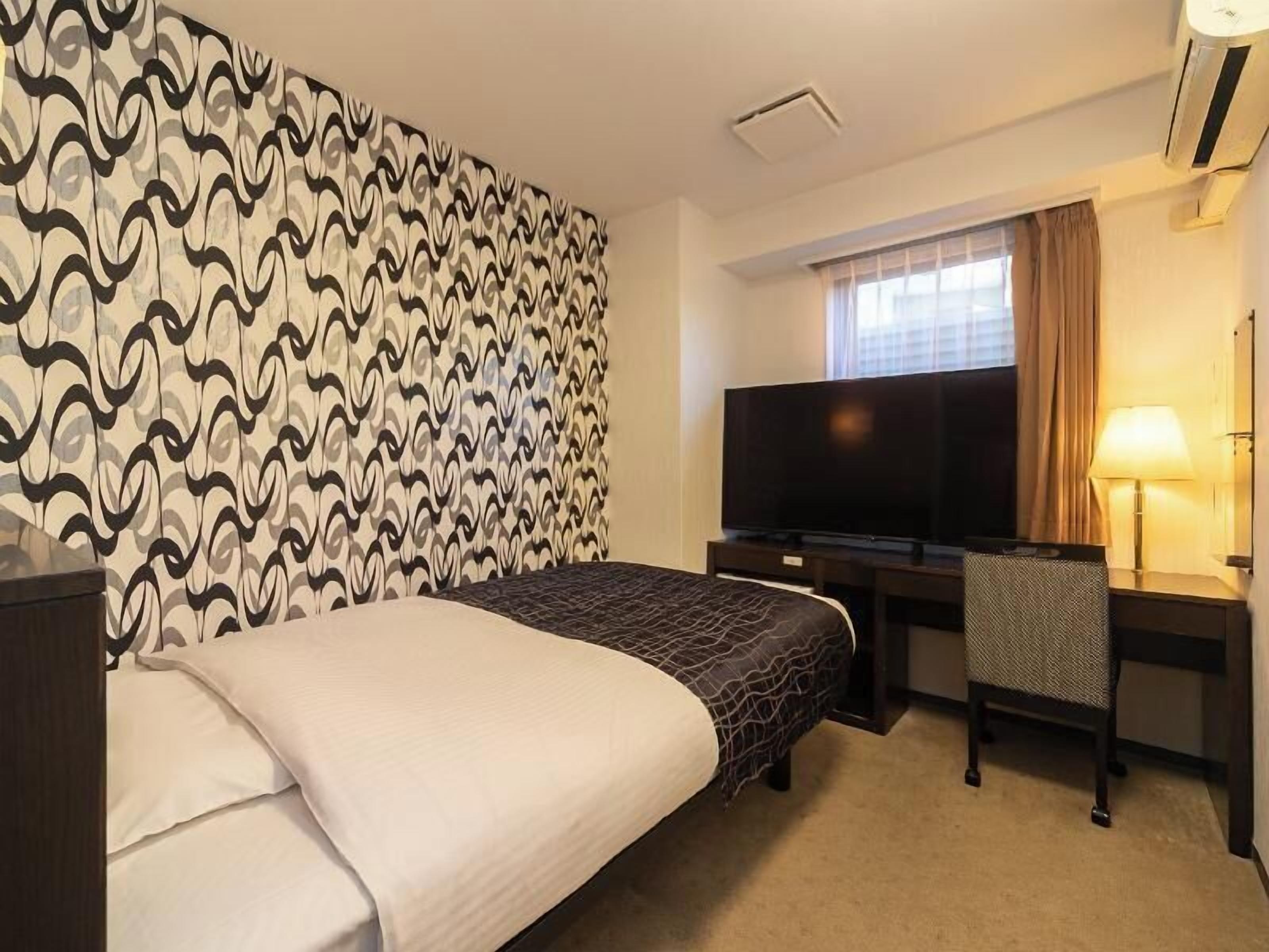 Desk, blackout drapes, free WiFi, bed sheets