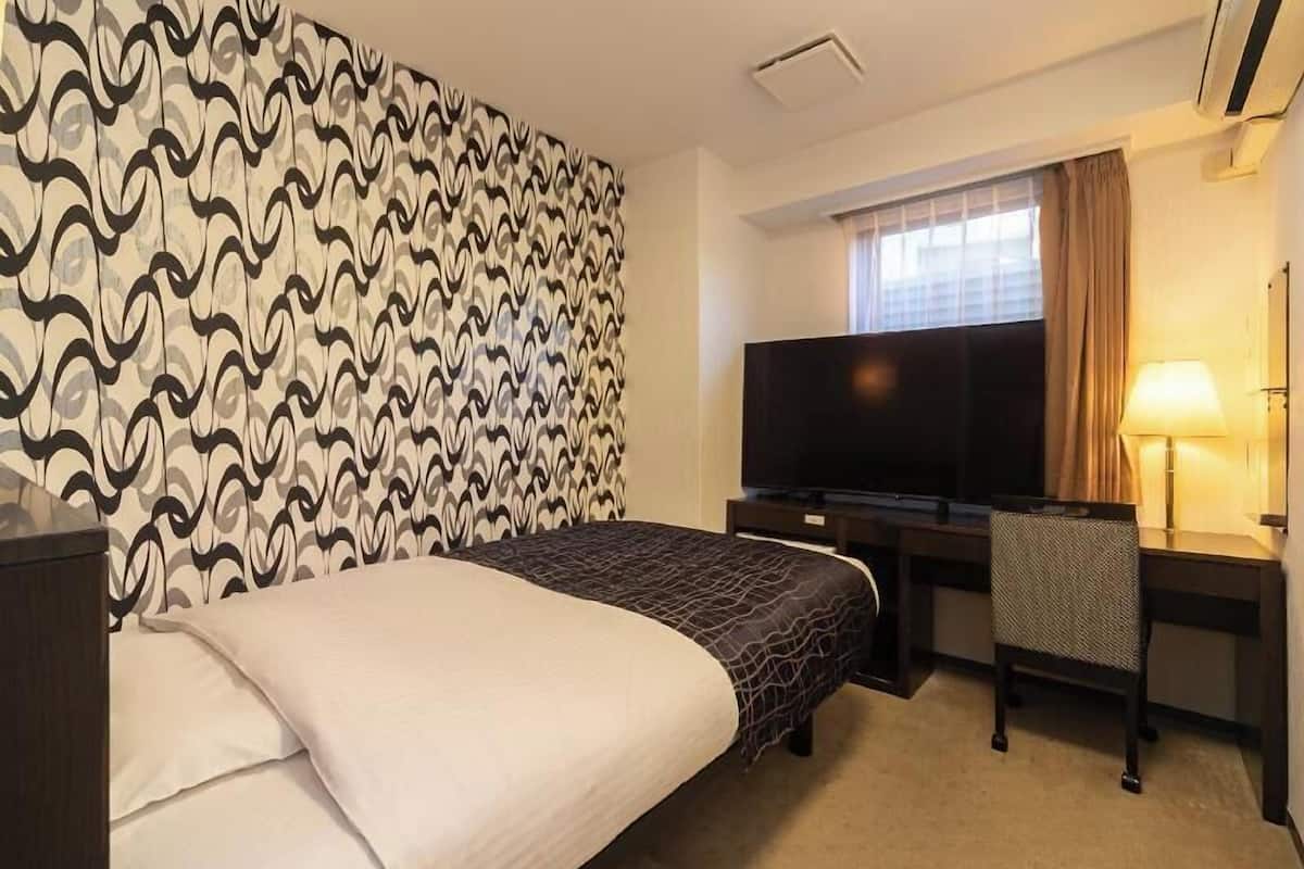 Escritorio, cortinas blackout, wifi gratis y ropa de cama