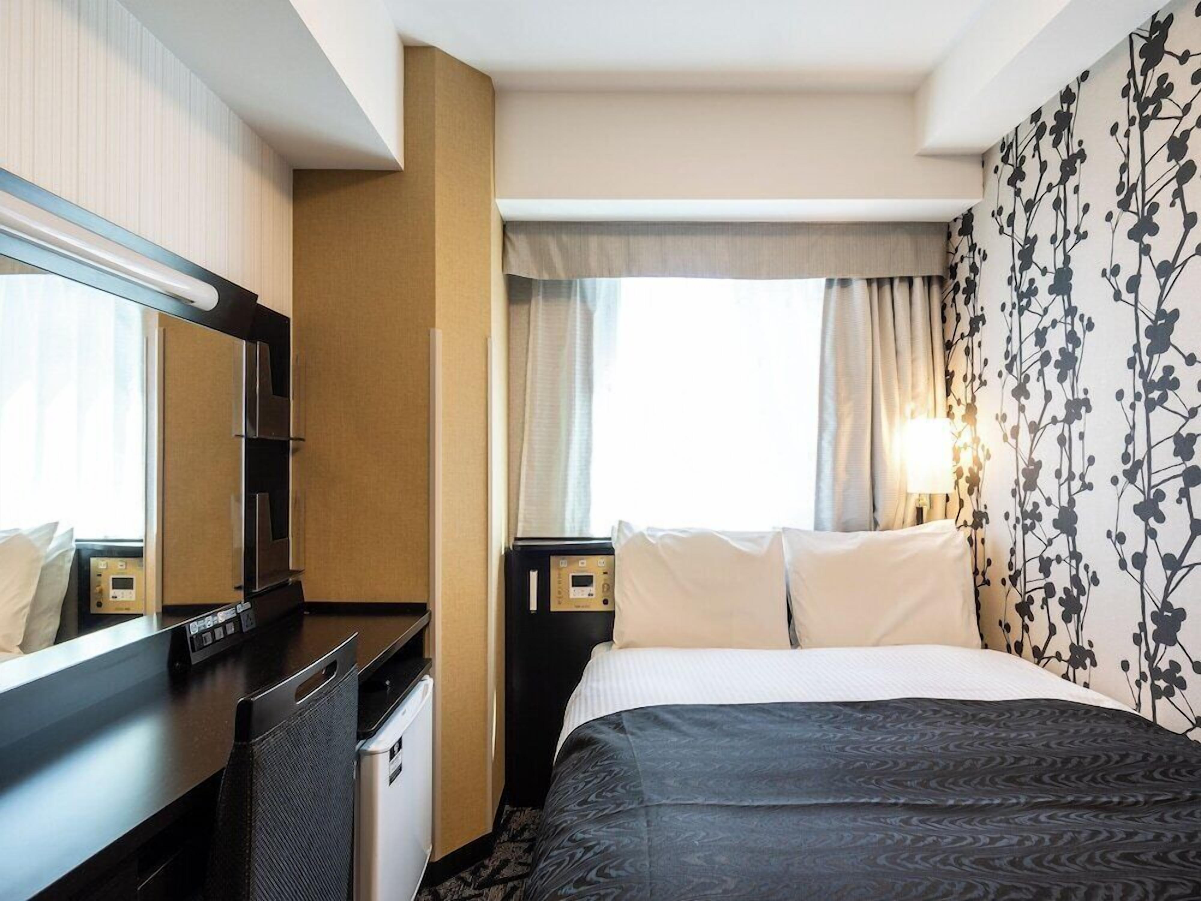 Desk, blackout drapes, free WiFi, bed sheets